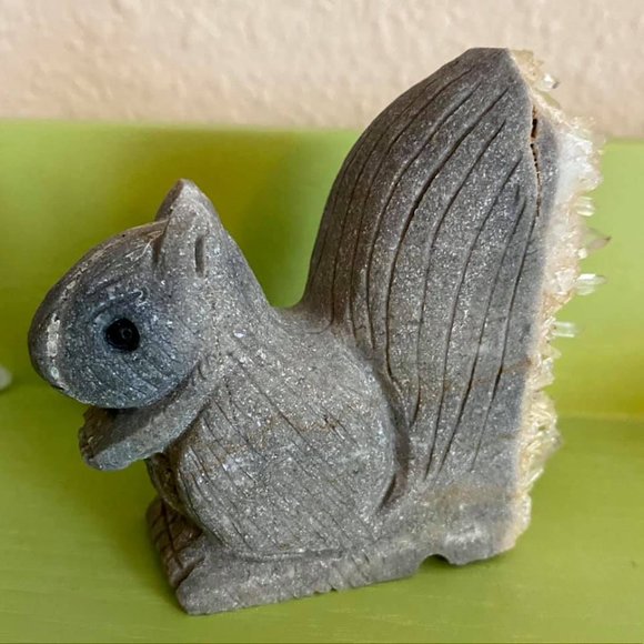 Squirrel in Natural stone with quartz tail. - Picture 2 of 7